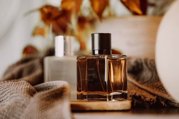 Comment choisir son parfum en fonction des saisons pour une harmonie olfactive?