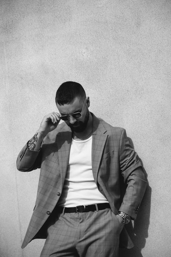 Comment marier une montre sport avec un costume sans casser le style formel?