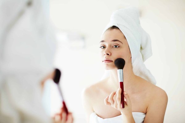 Quel type de maquillage est conseillé pour les femmes portant des prothèses auditives afin d'éviter les irritations?