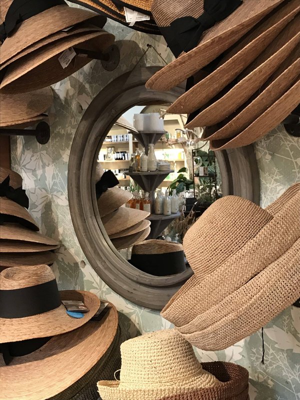 Quels types de chapeaux sont conseillés pour couronner une coiffure afro?