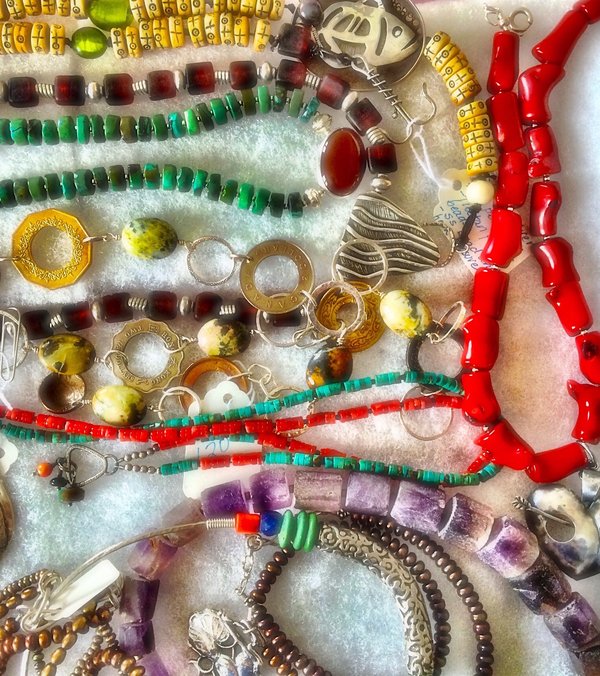 Quels types de bijoux conviennent pour compléter une tenue avec un col montant?