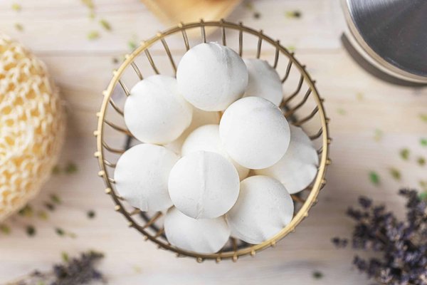 Comment créer une ambiance chaleureuse pour un anniversaire hivernal chez soi?