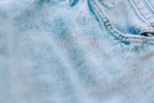 Comment choisir un jean flatteur pour les silhouettes avec des hanches larges?